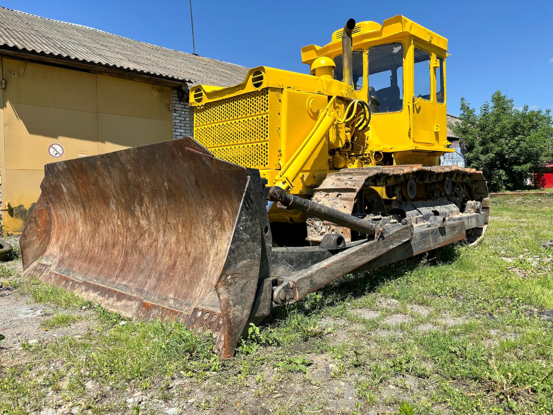 Гусеничный бульдозер